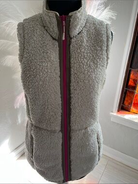 Mountain Hardwear Cream Sherpa Vest with Pink Zipper